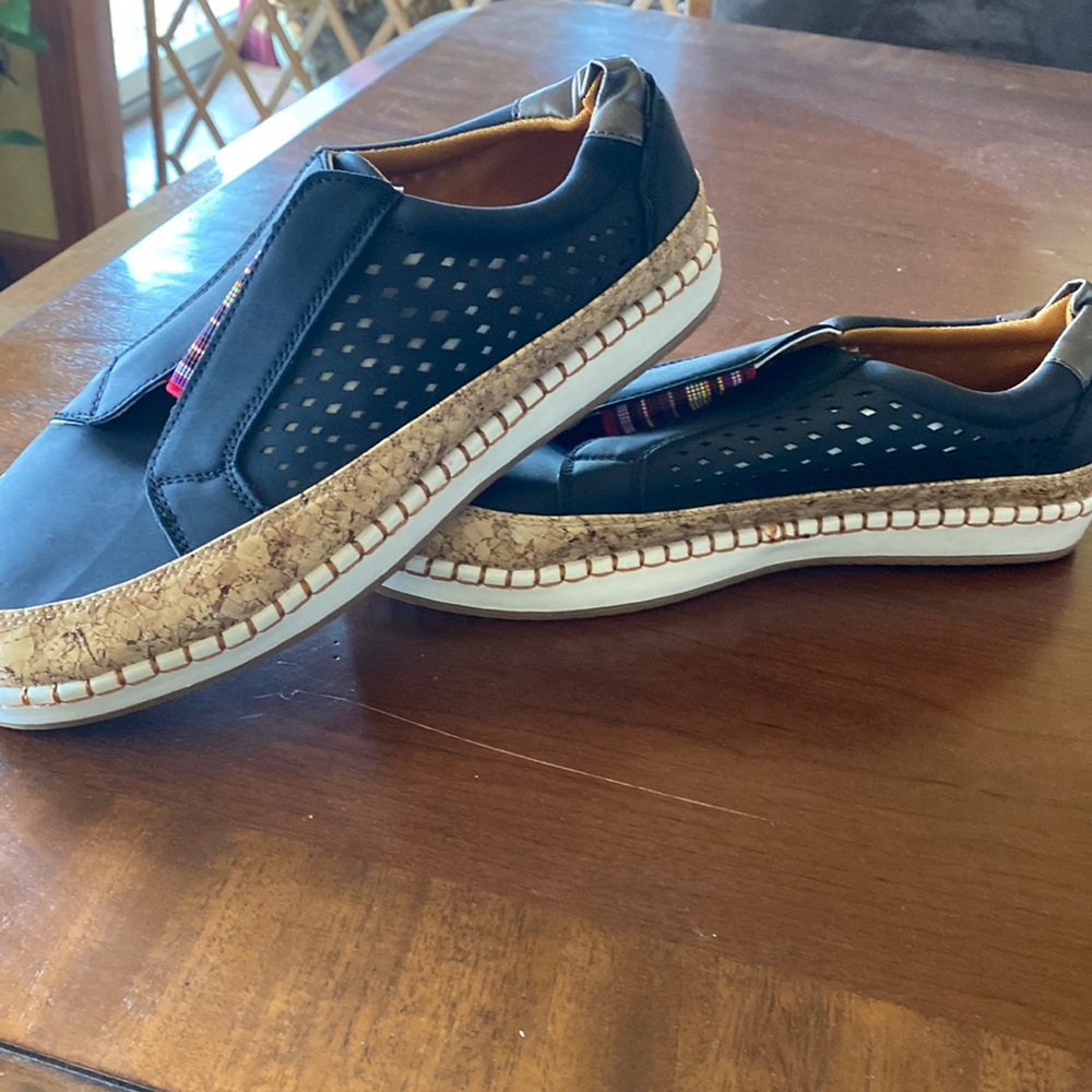 Women’s black casual shoes